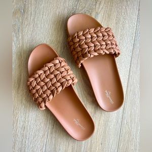 Women’s slide sandals - size 8; tan
